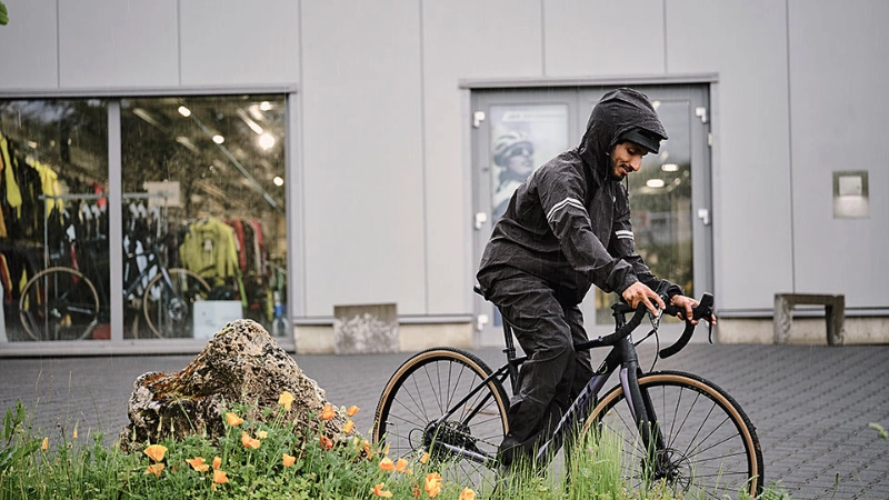JobRadler im Regen mit Grünstreifen auf Vorplatz JobRadler im Regen mit Grünstreifen auf Vorplatz
