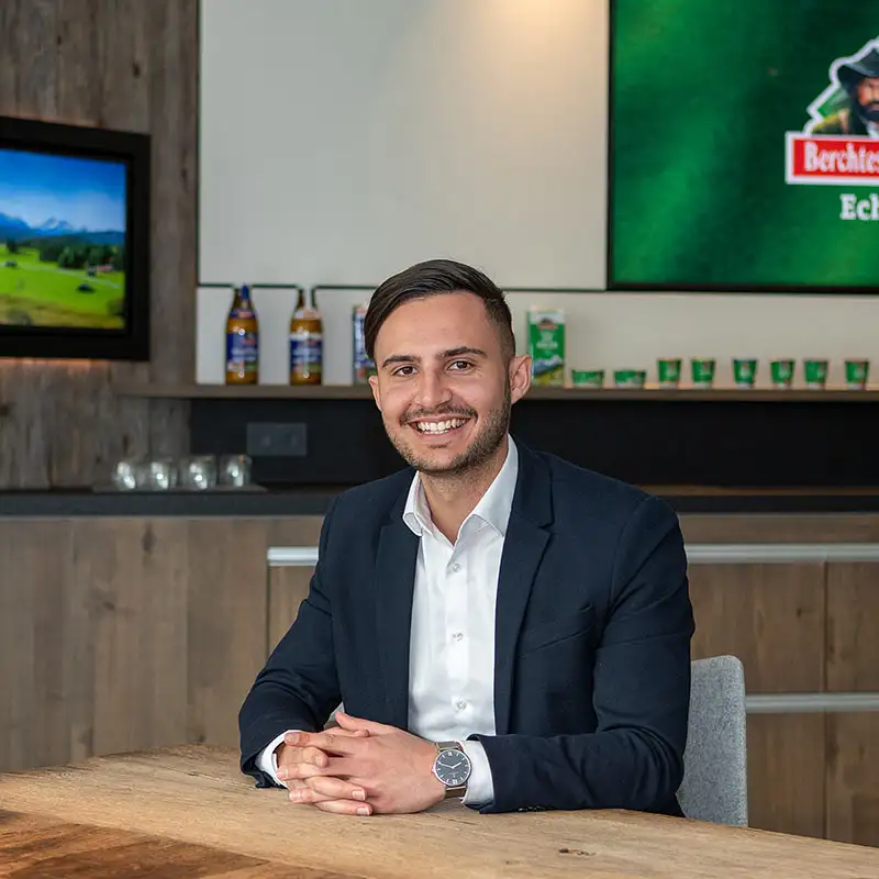 Portrait Dominik Stockhammers vom Berchtesgadener Lands, er sitzt lächelnd im Büro