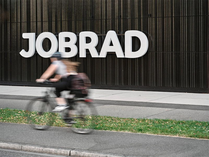 JobRad Campus mit Logo und JobRadlerin JobRad Campus mit Logo und JobRadlerin