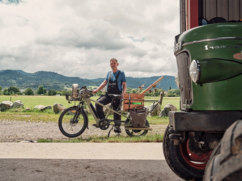 Landwirt mit JobRad neben Traktor Landwirt mit JobRad neben Traktor